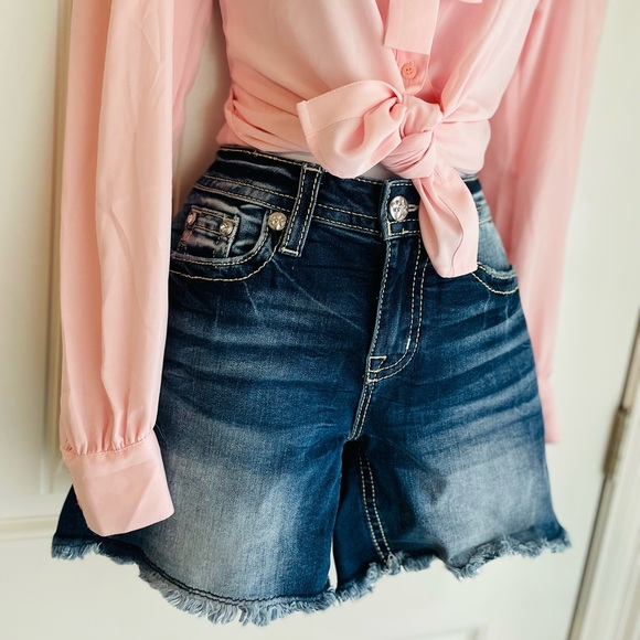 Miss Me RARE Floral Pocket
Styling Embroidery Gemstone Mid-Rise
Short sz 28 NWT - Picture 2 of 2